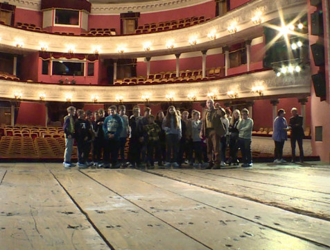 Очередная группа школьников побывала на экскурсии в Калужском драмтеатре