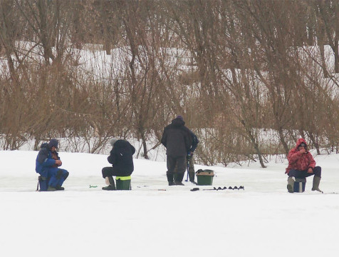 На Оке в Калуге рыбаки продолжают выходить на тающий лед