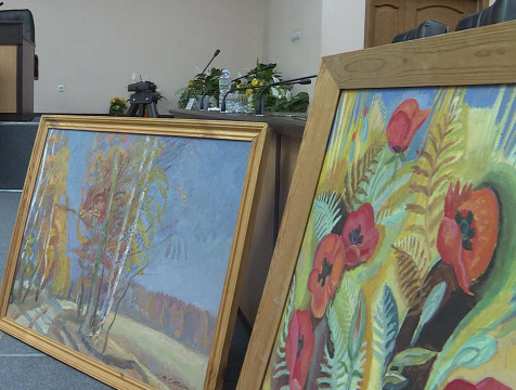 Калужский художник подарил свои картины подшефному Первомайску