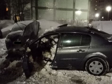 10 пожарных тушили загоревшийся автомобиль в Обнинске