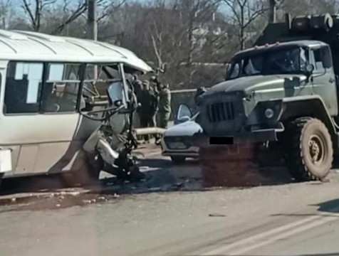 Пассажирский автобус и грузовик столкнулись на улице Московской в Калуге
