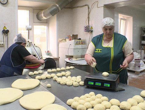 В пекарне Калужской епархии начали печь куличи к Пасхе
